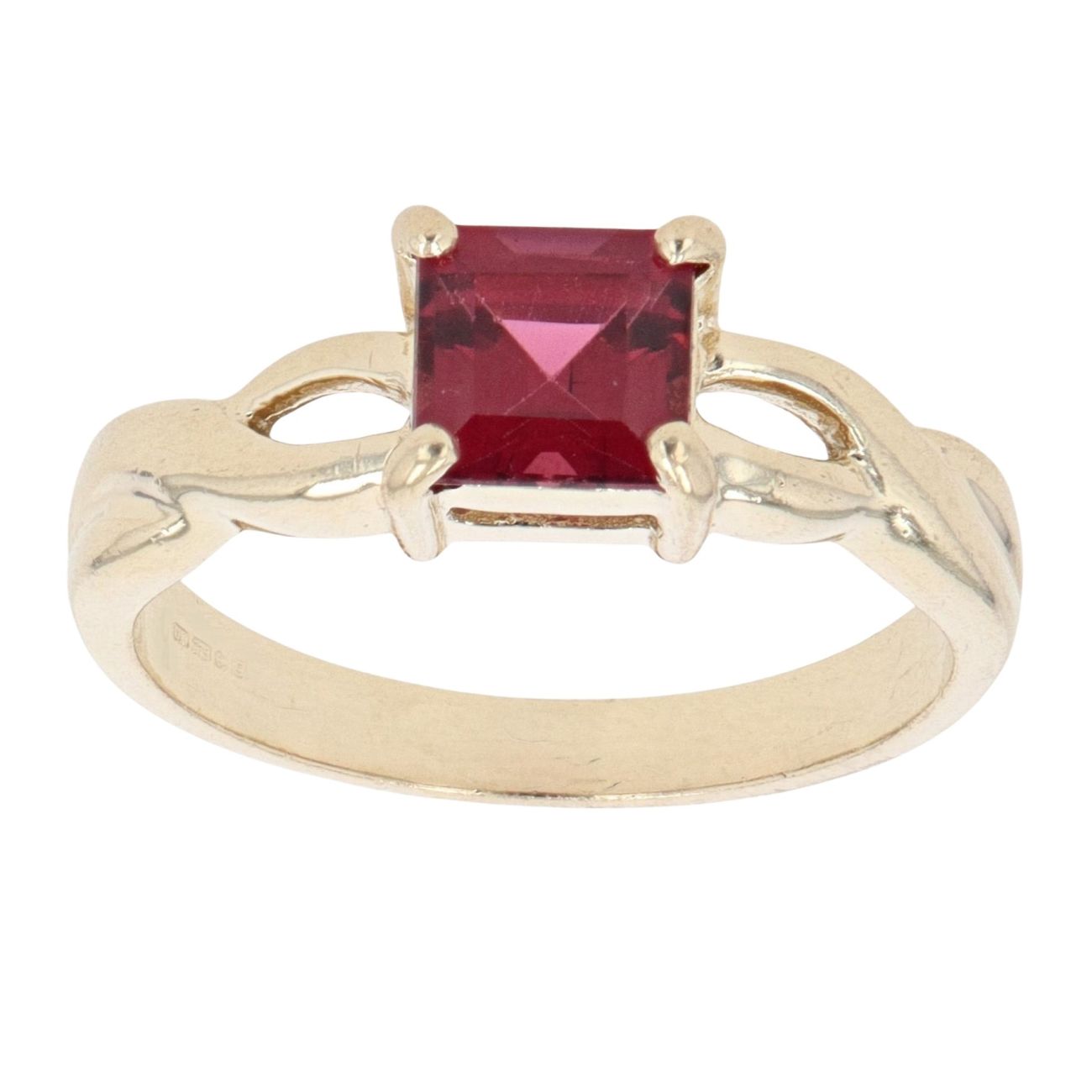 9ct Yellow Gold Garnet Solitaire Ring