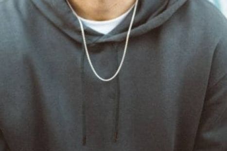 THE CONNELL EFFECT: HOW TO CHOOSE AND STYLE A CHAIN NECKLACE FOR MEN